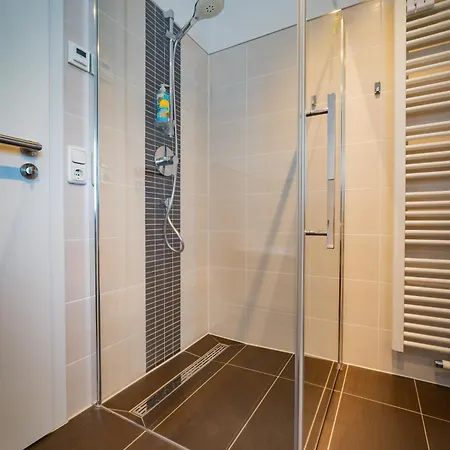 Grosse Ferienwohnung, Klima In Den Schlafzimmern, 3 Zimmer, Balkon & Grosse Kueche - In Seenaehe, Schnell In Der Stadt לייפציג