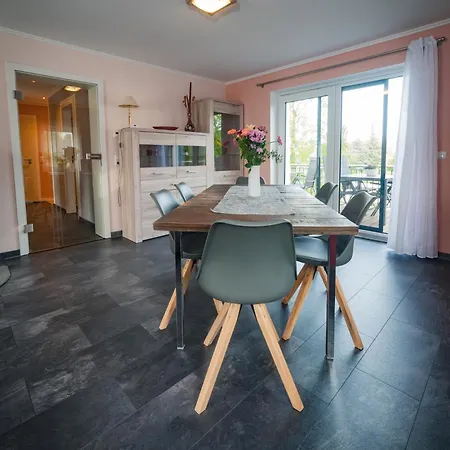 Grosse Ferienwohnung, Klima In Den Schlafzimmern, 3 Zimmer, Balkon & Grosse Kueche - In Seenaehe, Schnell In Der Stadt