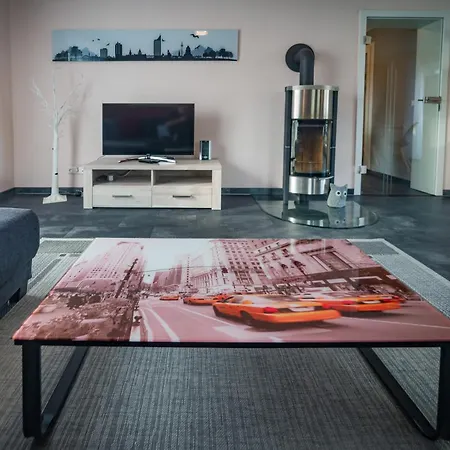 Grosse Ferienwohnung, Klima In Den Schlafzimmern, 3 Zimmer, Balkon & Grosse Kueche - In Seenaehe, Schnell In Der Stadt דירה