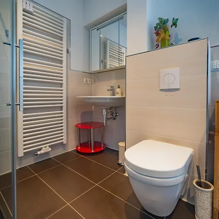 דירה Grosse Ferienwohnung, Klima In Den Schlafzimmern, 3 Zimmer, Balkon & Grosse Kueche - In Seenaehe, Schnell In Der Stadt