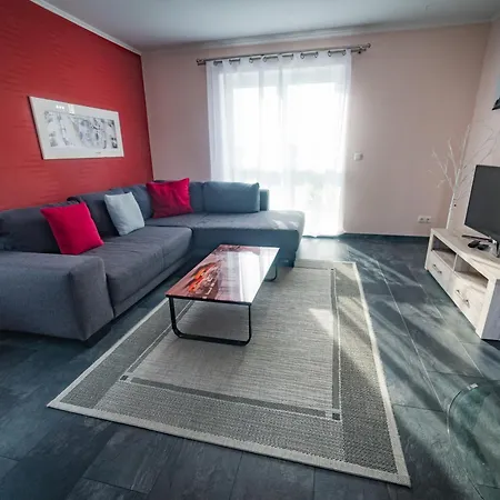 Grosse Ferienwohnung, Klima In Den Schlafzimmern, 3 Zimmer, Balkon & Grosse Kueche - In Seenaehe, Schnell In Der Stadt *