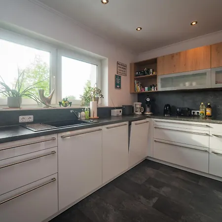 Grosse Ferienwohnung, Klima In Den Schlafzimmern, 3 Zimmer, Balkon & Grosse Kueche - In Seenaehe, Schnell In Der Stadt * Leipzig