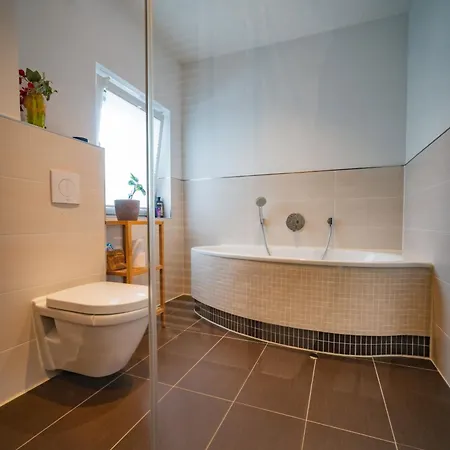 Grosse Ferienwohnung, Klima In Den Schlafzimmern, 3 Zimmer, Balkon & Grosse Kueche - In Seenaehe, Schnell In Der Stadt شقة *