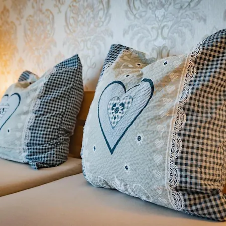 Grosse Ferienwohnung, Klima In Den Schlafzimmern, 3 Zimmer, Balkon & Grosse Kueche - In Seenaehe, Schnell In Der Stadt Λειψία