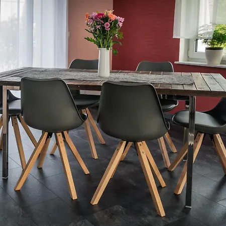 Grosse Ferienwohnung, Klima In Den Schlafzimmern, 3 Zimmer, Balkon & Grosse Kueche - In Seenaehe, Schnell In Der Stadt