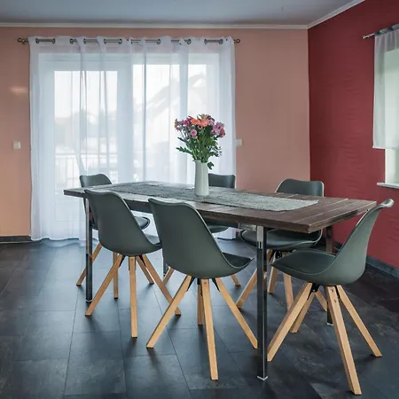 Grosse Ferienwohnung, Klima In Den Schlafzimmern, 3 Zimmer, Balkon & Grosse Kueche - In Seenaehe, Schnell In Der Stadt