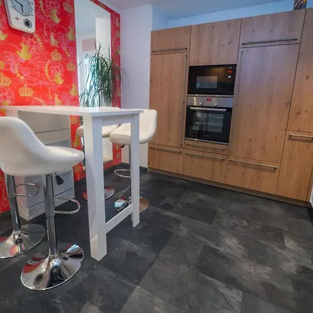아파트 Grosse Ferienwohnung, Klima In Den Schlafzimmern, 3 Zimmer, Balkon & Grosse Kueche - In Seenaehe, Schnell In Der Stadt *