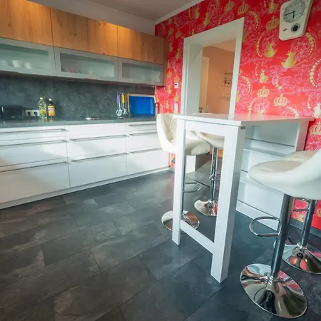 Apartment 90 Qm Wohnung, 3 Zimmer, Balkon & Grosse Kueche - In Seenaehe, Schnell In Der Stadt *