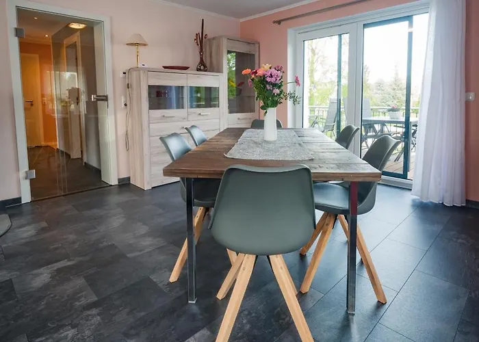Grosse Ferienwohnung, Klima In Den Schlafzimmern, 3 Zimmer, Balkon & Grosse Kueche - In Seenaehe, Schnell In Der Stadt