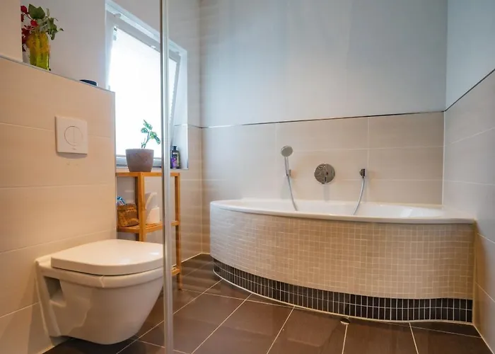 Grosse Ferienwohnung, Klima In Den Schlafzimmern, 3 Zimmer, Balkon & Grosse Kueche - In Seenaehe, Schnell In Der Stadt 아파트 *