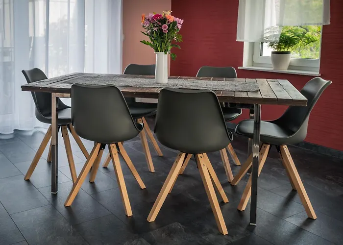 Grosse Ferienwohnung, Klima In Den Schlafzimmern, 3 Zimmer, Balkon & Grosse Kueche - In Seenaehe, Schnell In Der Stadt