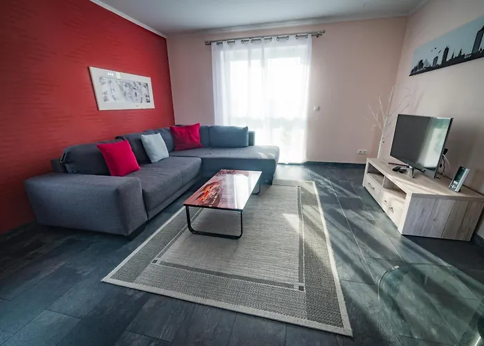 Grosse Ferienwohnung, Klima In Den Schlafzimmern, 3 Zimmer, Balkon & Grosse Kueche - In Seenaehe, Schnell In Der Stadt *
