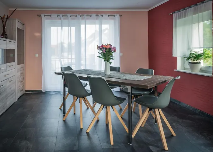 Grosse Ferienwohnung, Klima In Den Schlafzimmern, 3 Zimmer, Balkon & Grosse Kueche - In Seenaehe, Schnell In Der Stadt