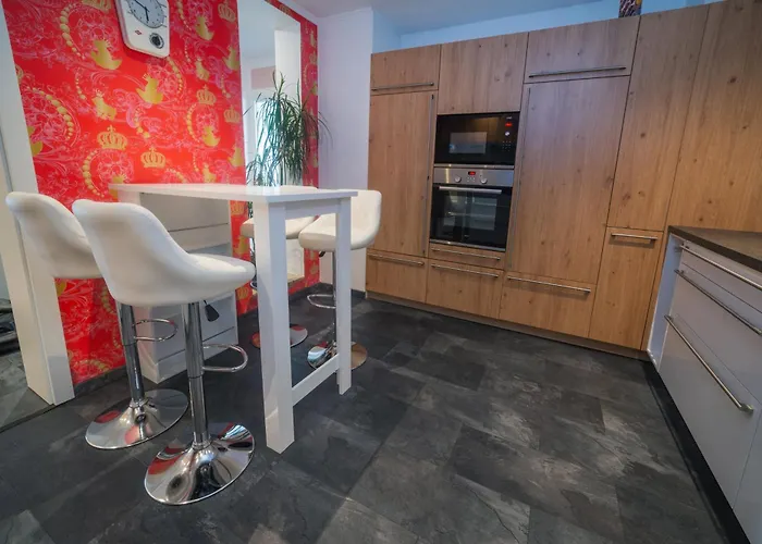 아파트 Grosse Ferienwohnung, Klima In Den Schlafzimmern, 3 Zimmer, Balkon & Grosse Kueche - In Seenaehe, Schnell In Der Stadt *