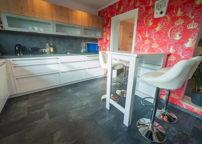 아파트 Grosse Ferienwohnung, Klima In Den Schlafzimmern, 3 Zimmer, Balkon & Grosse Kueche - In Seenaehe, Schnell In Der Stadt *